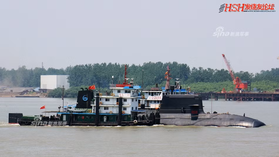 Type 039 có độ giãn nước chỉ 3600 tấn khi lặn, tàu có chiều dài 77,6 mét, lườn rộng 8,4 mét và mớm nước tối đa 6,7 mét. Tàu được trang bị một động cơ diện - diesel AIP cùng với cơ chế dẫn động một trục. Nguồn ảnh: Sina.