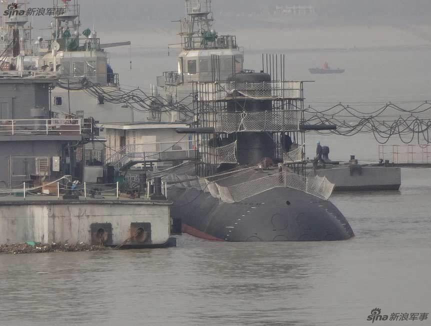 Tàu có biên chế thuỷ thủ đoàn đầy đủ chỉ 36 người. Mặc dù vậy chưa có thông tin về việc tàu ngầm Type 039 có thể hoạt động trên biển liên tục bao nhiêu lâu cũng như tầm hoạt động tối đa của tàu ngầm loại này. Nguồn ảnh: Sina.