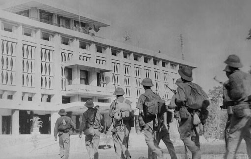 11:30 ngày 30/4/1975, lá cờ nguỵ trên nóc Dinh Độc Lập bị ta kéo xuống, cờ quân giải phóng được treo lên. Tới 13:30 phút cùng ngày, Tổng thống chính quyền Sài Gòn Dương Văn Minh tuyên bố đầu hàng vô điều kiện, toàn bộ chính quyền Sài Gòn từ Trung ương tới Địa phương giải tán. Nguồn ảnh: TL.