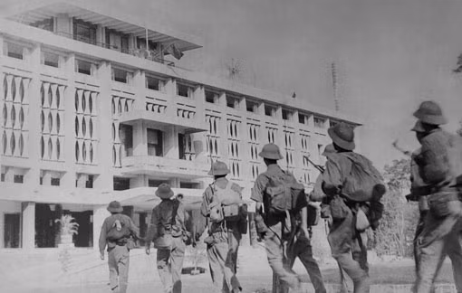 11:30 ngày 30/4/1975, lá cờ nguỵ trên nóc Dinh Độc Lập bị ta kéo xuống, cờ quân giải phóng được treo lên. Tới 13:30 phút cùng ngày, Tổng thống chính quyền Sài Gòn Dương Văn Minh tuyên bố đầu hàng vô điều kiện, toàn bộ chính quyền Sài Gòn từ Trung ương tới Địa phương giải tán. Nguồn ảnh: TL.