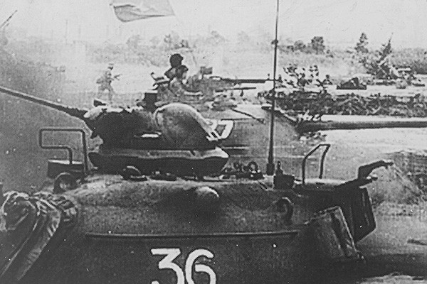 Với phương châm "Thần tốc, táo bạo, bất ngờ", các cánh quân của ta đặc biệt là Sư đoàn 3 chủ lực Quân khu 5 đã có những bước tiến táo bạo, cơ động dọc đường 19 giải phóng Quy Nhơn và Bình Định ngày 31/3/1975. Nguồn ảnh: TL.