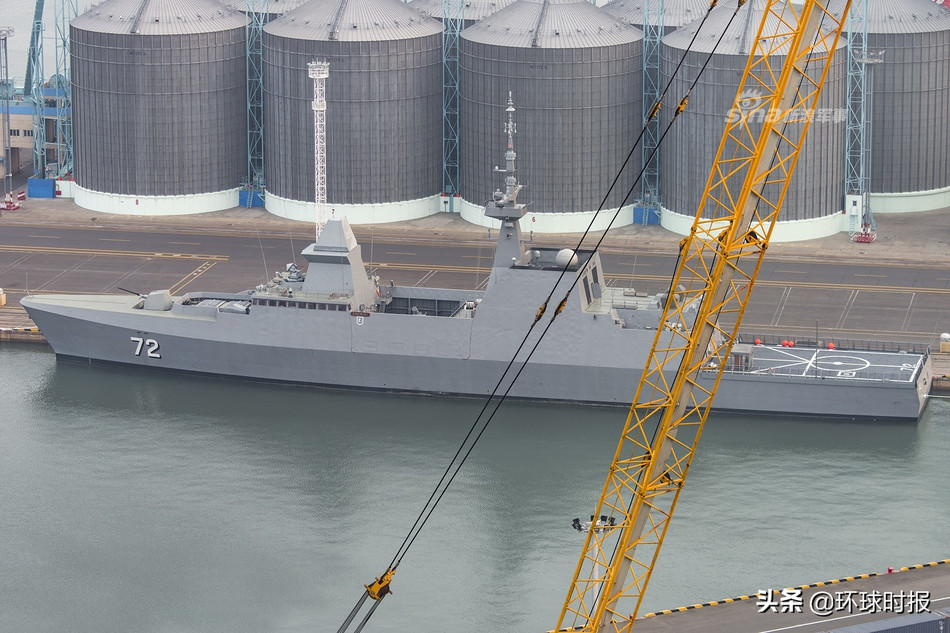 Ngày mai 23/4, Hải quân Trung Quốc sẽ kỷ niệm sinh nhật lần thứ 70 của mình với một cuộc duyệt binh trên biển quy mô lớn chưa từng với sự tham gia của nhiều tàu chiến tới từ hải quân 12 trên thế giới. Trong ảnh là tàu Khinh hạm Singapore lớp Formidable có mặt từ Quân cảng Thanh Đảo, tỉnh Sơn Đông, Trung Quốc từ khá sớm. Nguồn ảnh: Sina.