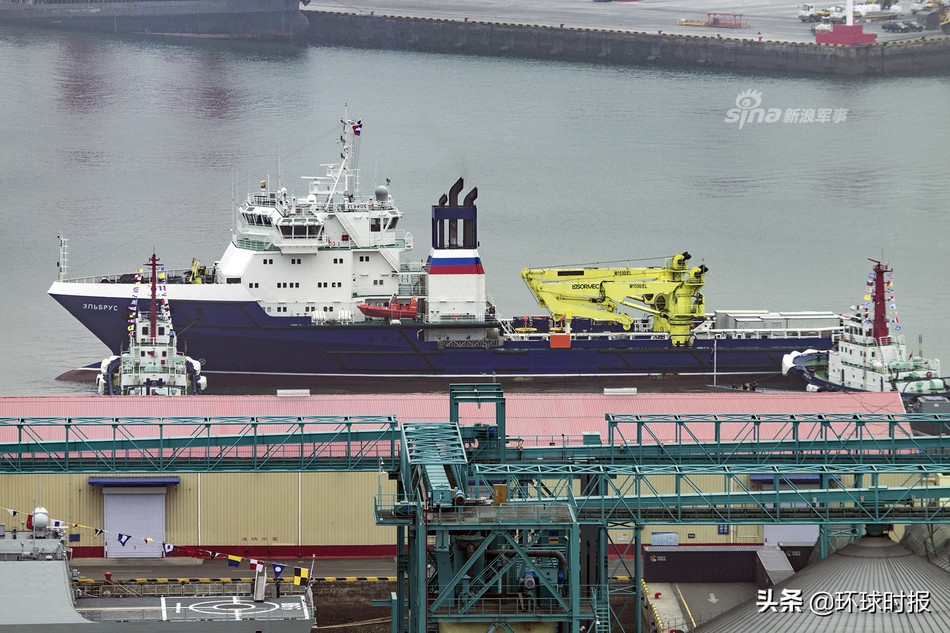 Tàu vận tải hậu cần lớp Elbrus của Hải quân Nga có mặt tại cảng Thanh Đảo chuẩn bị cho cuộc duyệt binh vào ngày mai. Nguồn ảnh: Sina.