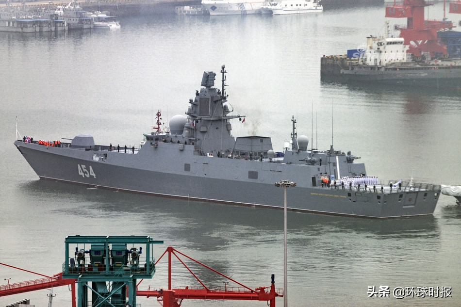 Đô đốc hạm Gorshkov của Hải quân Nga có mặt tại Thanh Đảo. Còn có tên gọi khác là Đề án 22350, đây là loại khinh hạm mới nhất hiện nay của Hải quân Nga. Nguồn ảnh: Sina.