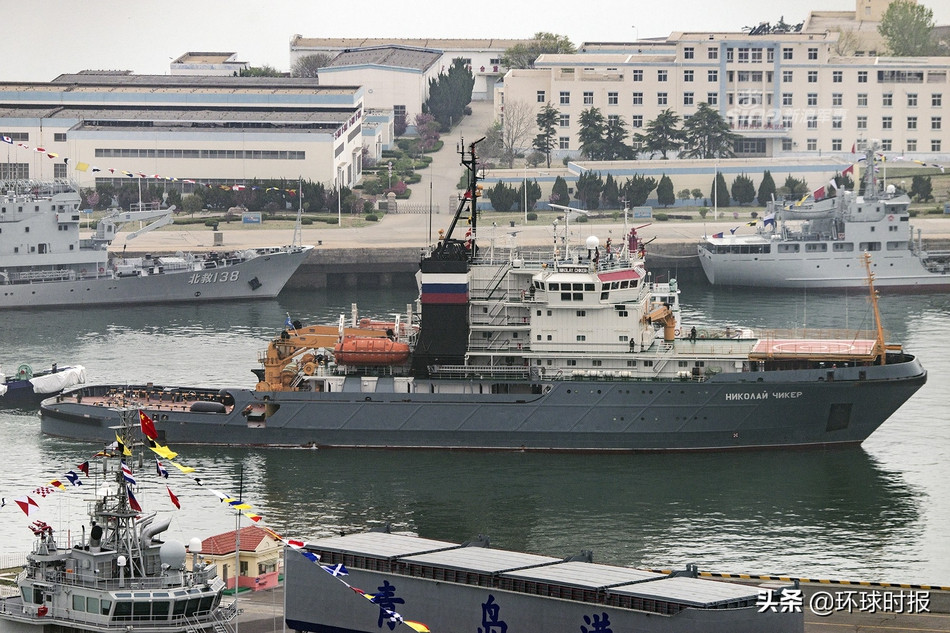 Tàu cứu hộ lớp Nikolay Chiker của Hải quân Nga. Đây là tàu kéo có công suất cực lớn, có khả năng kéo được cả những hàng không mẫu hạm giãn nước trên 40.000 tấn. Nguồn ảnh: Sina.