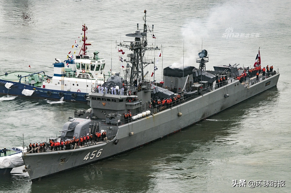 Ngoài ra, Hải quân Thái Lan cùng có khinh hạm HTMS Bangpakong tham gia cuộc duyệt binh này. Được đóng theo lớp Type 053HT, khinh hạm HTMS Bangpakong được Trung Quốc bán cho Thái Lan từ năm 1991. Nguồn ảnh: Sina.