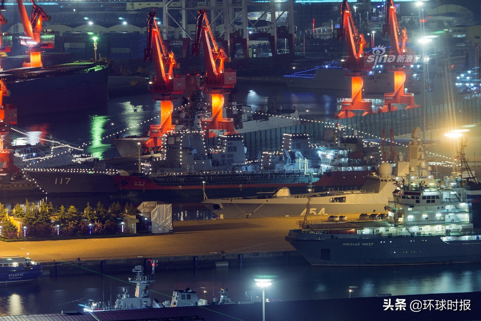 Tối qua ngày 21/4 giờ địa phương, tàu khu trục của Lực lượng Phòng vệ Nhật Bản mang tên Suzutsuki thuộc lớp Akizuki cũng đã có mặt tại Thanh Đảo. Khu trục hạm đặc biệt của Nhật Bản được trang trí với... đèn nháy và đã là tàu chiến sáng nhất Thanh Đảo tối qua. Nguồn ảnh: Sina.