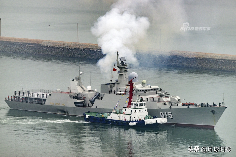 Tàu 015-Đinh Tiên Hoàng của Hải quân Việt Nam khi được tàu kéo của Trung Quốc lai dắt vào khu Đại Cảng. Nguồn ảnh: Sina.