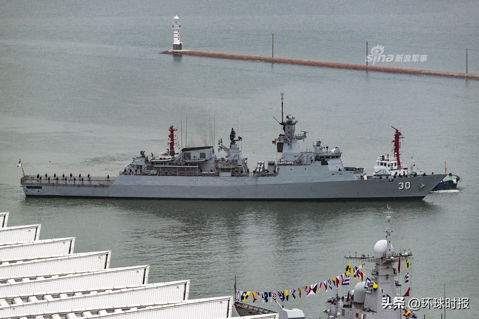 Khinh hạm FFG30 mang tên KD Lekiu của Hải quân Malaysia có mặt tại Thanh Đảo. Đây là loại khinh hạm được Malaysia cho nhập biên từ năm 1999. Nguồn ảnh: Sina.