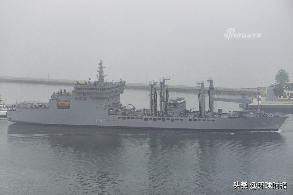 Cùng với khu trục hạm Kolkata, Hải quân Ấn Độ còn mang tới Thanh Đảo tàu hậu cần mang tên Shakti. Nguồn ảnh: Sina.