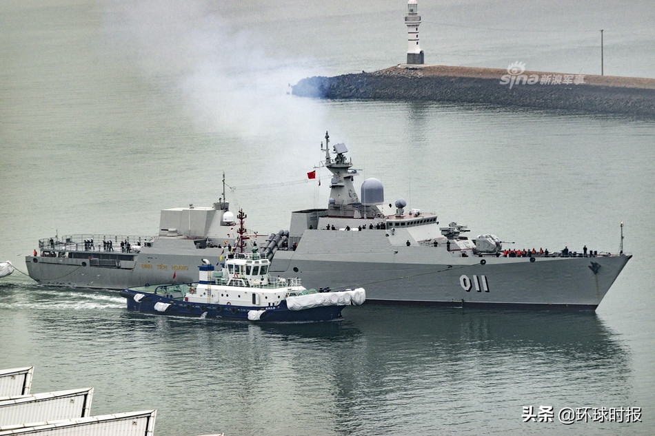 Tàu 011-Trần Hưng Đạo của Hải quân Nhân dân Việt Nam có mặt tại Thanh Đảo. Ngoài ra còn có khinh hạm 015-Đinh Tiên Hoàng hiện cũng đã có mặt tại đây. Cả hai khinh hạm của Việt Nam hiện đang thả neo tại khu Đại Cảng, Thanh Đảo. Nguồn ảnh: Sina.