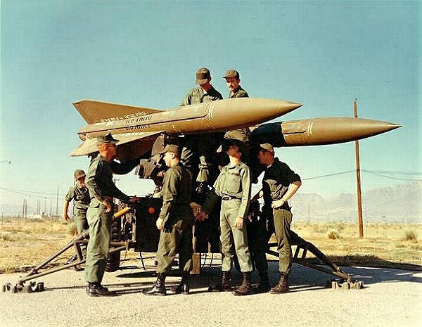 Có giá lên tới 250.000 USD cho mỗi quả tên lửa, 15 triệu USD cho một tổ hợp và 30 triệu USD cho một đơn vị tên lửa, đây là loại tên lửa được Mỹ sử dụng trong hơn 40 năm, cho tới năm 2002 mới bị thay thế bởi FIM-92 Stinger. Nguồn ảnh: Warhistoryonline.