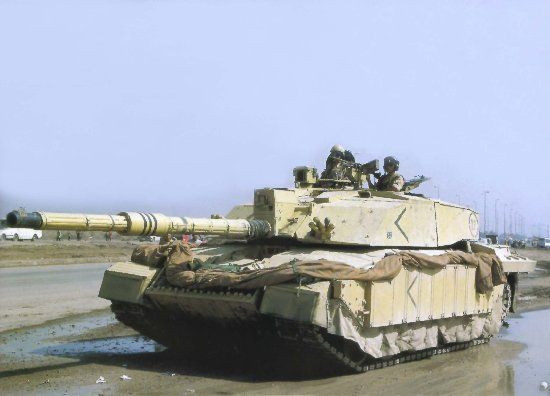 Trong chiến dịch xâm lược Iraq năm 2003 của liên quân, quân đội Anh đã mang xe tăng Challenger 2 vào tham chiến và một vài chiếc từng dính mìn IED, tuy nhiên không chiếc nào bị hư hỏng và đều quay lại chiến đấu được sau khi sửa chữa nhẹ. Nguồn ảnh: Challenger.