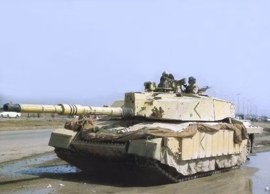 Trong chiến dịch xâm lược Iraq năm 2003 của liên quân, quân đội Anh đã mang xe tăng Challenger 2 vào tham chiến và một vài chiếc từng dính mìn IED, tuy nhiên không chiếc nào bị hư hỏng và đều quay lại chiến đấu được sau khi sửa chữa nhẹ. Nguồn ảnh: Challenger.