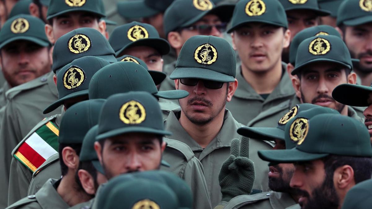 Do nhiệm vụ của lực lượng này là "bảo vệ thành quả cách mạng", vậy nên sự ảnh hưởng của Vệ binh Cách mạng Hồi giáo tới xã hội Iran sâu rộng hơn nhiều quân đội nước này. Cụ thể, Vệ binh Cách mạng Hồi giáo có thể xuất hiện và tác động tới nhiều lĩnh vực trong đời sống của người Iran bao gồm từ khía cạnh xã hội, chính trị, quân sự và cả kinh tế. Nguồn ảnh: FABC.