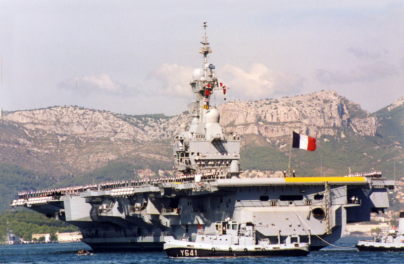 Charles de Gaulle mang được tối đa 40 máy bay, lực lượng tiêm kích chính của hàng không mẫu hạm Pháp này là các máy bay Rafale M - cũng là một loại máy bay do Pháp tự thiết kế và sản xuất. Nguồn ảnh: FranceF.