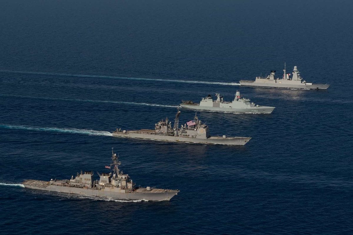 Nhóm tàu sân bay Pháp bao gồm hai tàu đó là tàu sân bay Charles de Gaulle cùng với tàu Forbin thuộc lớp F70AA được thiết kế chuyên để phòng không. Nhóm tàu sân bay Mỹ gồm tàu USS John C. Stennis dẫn đầu cùng với USS Mobile Bay và khu trục hạm dẫn đường tên lửa USS McFaul. Nguồn ảnh: Defenceblog.