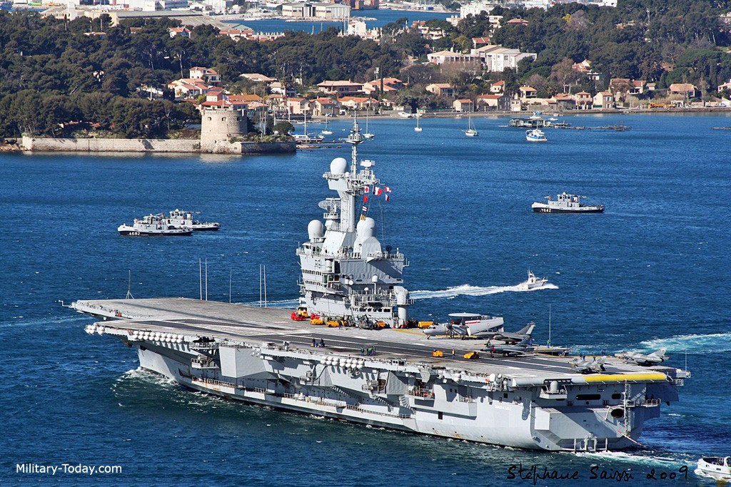 Tốc độ tối đa mà tàu Charles de Gaulle đạt được vào khoảng 27 hải lý giờ tương đương với khoảng 50 km/h. Hiện tại, tàu sân bay Charles de Gaulle đã được thay lõi phản ứng hạt nhân một lần và còn hoạt động tốt được khoảng 20 năm nữa. Nguồn ảnh: Militarytoday.