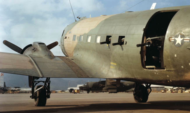 Ngoài hỏa lực súng máy gatling, có không ít chiếc AC-47 sau này được trang bị tới pháo 20 mm. Nguồn ảnh: Thearchive.