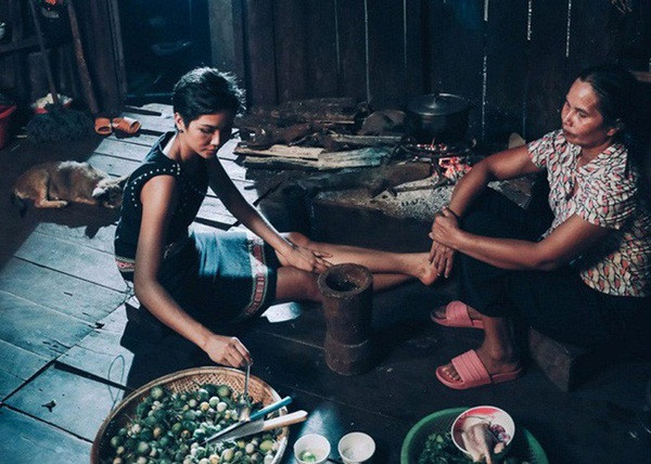 Khi còn nhỏ, H'Hen Niê sống cùng bố mẹ trong căn nhà sàn đơn sơ ở Đắk Lắk. Sau khi nổi tiếng, người đẹp gốc Ê-Đê có sửa sang lại căn nhà cho bố mẹ được khang trang hơn.