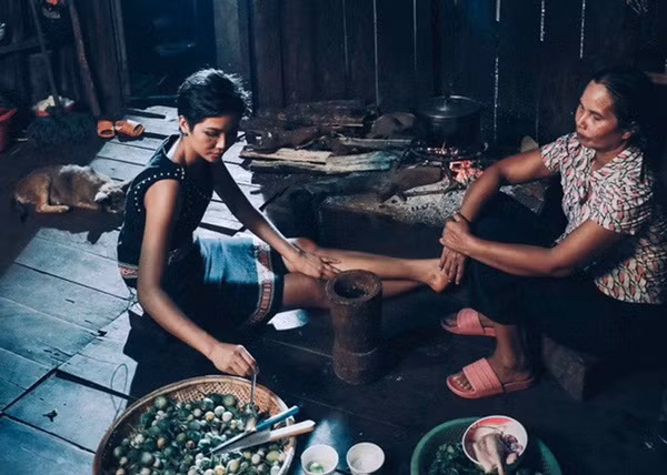 Khi còn nhỏ, H'Hen Niê sống cùng bố mẹ trong căn nhà sàn đơn sơ ở Đắk Lắk. Sau khi nổi tiếng, người đẹp gốc Ê-Đê có sửa sang lại căn nhà cho bố mẹ được khang trang hơn.