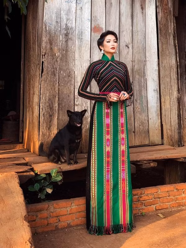 H'Hen Niê không hề che giấu sự khó khăn của gia đình. Trái ngược lại, cô thoải mái chia sẻ về cuộc sống thường ngày của gia đình mình với người hâm mộ.