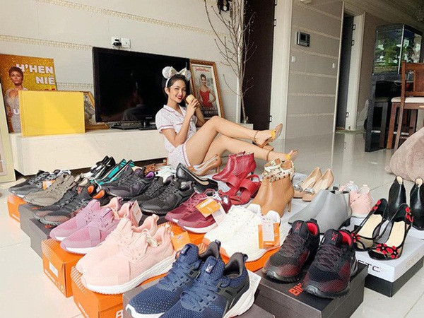 H'Hen Niê nổi tiếng với thói quen dùng đồ bình dân dù đã nổi tiếng. Có thời điểm, cô còn mặc chiếc áo không đến 40 nghìn đồng khi đi máy bay.