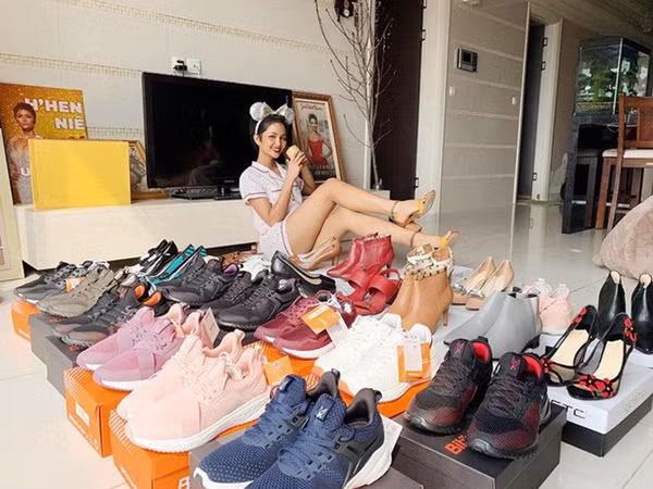 H'Hen Niê nổi tiếng với thói quen dùng đồ bình dân dù đã nổi tiếng. Có thời điểm, cô còn mặc chiếc áo không đến 40 nghìn đồng khi đi máy bay.