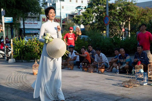 H'Hen Niê rất kín tiếng trong chuyện tình cảm. Cô thừa nhận đã có bạn trai từ 3 năm trước. Bạn trai cô không quá giàu nhưng cư xử rất ga-lăng và có trách nhiệm. "Hen cần một người đàn ông tốt để làm chồng mình, làm cha của con mình và làm rể của ba mẹ Hen" - người đẹp nói.