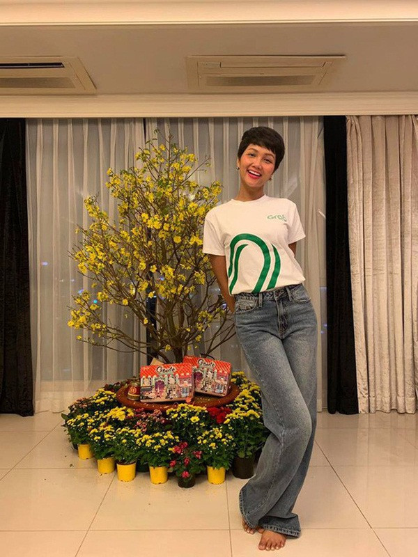 Khi lên TP.HCM làm người mẫu, H'Hen Niê phải sống trong căn nhà trọ cùng với hai người bạn khác. Còn hiện tại, top 5 "Hoa hậu Hoàn vũ Thế giới" đang sống trong một căn chung cư cao cấp.