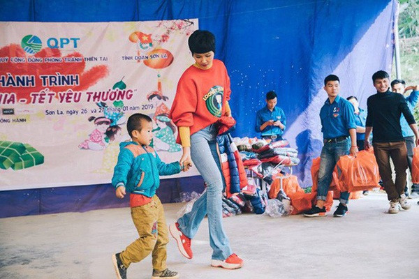 H'Hen Niê là một trong những người đẹp rất tích cực tham gia các chương trình từ thiện hay những hoạt động vì cộng đồng.