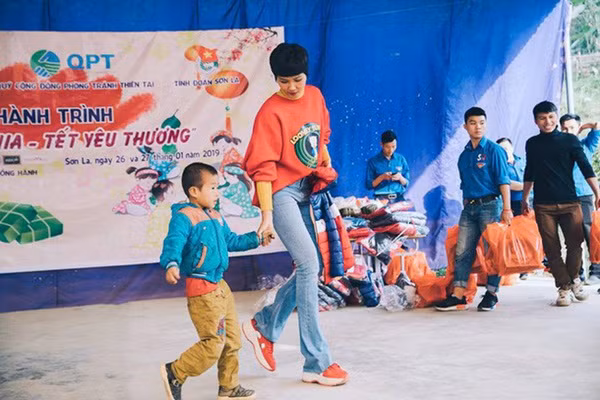 H'Hen Niê là một trong những người đẹp rất tích cực tham gia các chương trình từ thiện hay những hoạt động vì cộng đồng.