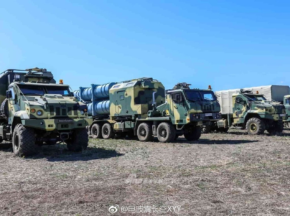 So với Kh-35, tên lửa Uranus khác biệt ở điểm nó là loại tên lửa phóng từ cơ cấu phóng mặt đất - nghĩa là cơ cấu phóng di động được dọc theo đường bờ biển và khi phóng, Uranus cũng có sự trợ giúp của tầng đẩy phản lực. Nguồn ảnh: Sina.