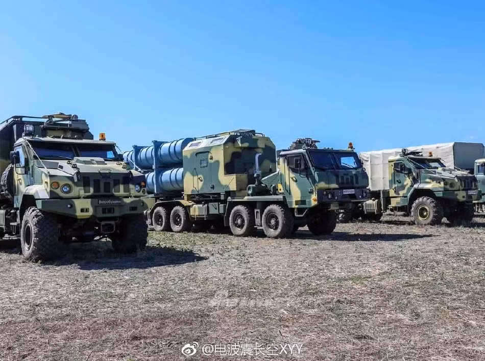 So với Kh-35, tên lửa Uranus khác biệt ở điểm nó là loại tên lửa phóng từ cơ cấu phóng mặt đất - nghĩa là cơ cấu phóng di động được dọc theo đường bờ biển và khi phóng, Uranus cũng có sự trợ giúp của tầng đẩy phản lực. Nguồn ảnh: Sina.