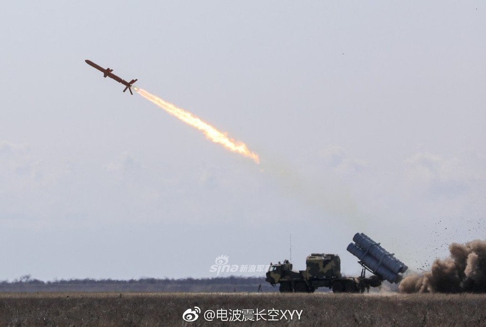 Ukraine vừa tuyên bố nước này đã phóng thử nghiệm tên lửa chống hạm Uranus trong thời gian gần đây và sẽ sớm đưa loại tên lửa do Ukraine tự sản xuất hoàn toàn này vào sử dụng rộng rãi hoặc thậm chí là xuất khẩu trong tương lai. Nguồn ảnh: Sina.