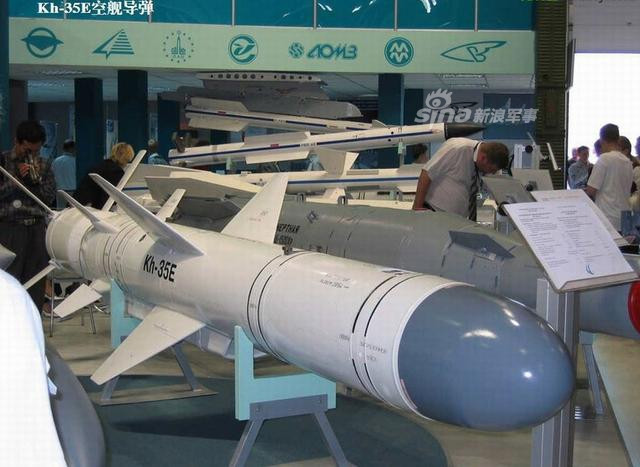 Tuy nhiên ngoài tầm bay thấp, Kh-35 hay cả Uranus đều không có tốc độ quá vượt trội, chỉ khoảng từ Mach 0,8 cho tới tối đa là Mach 0,95 - tương đương với khoảng từ 980 km/h cho tới 1164 km/h. Nguồn ảnh: Sina.