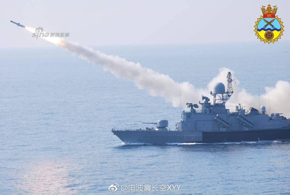 Ngoài cơ cấu phóng từ mặt đất, Kh-35 còn có khả năng triển khai từ cơ cấu phóng trên không - bằng các loại trực thăng và cơ cấu phóng trên biển - từ các loại tàu chiến cỡ lớn. Kh-35 còn có biệt danh khác là Harpoonski do nó có vẻ ngoài khá tương đồng với AGM-84 Harpoon của Mỹ. Nguồn ảnh: Sina.