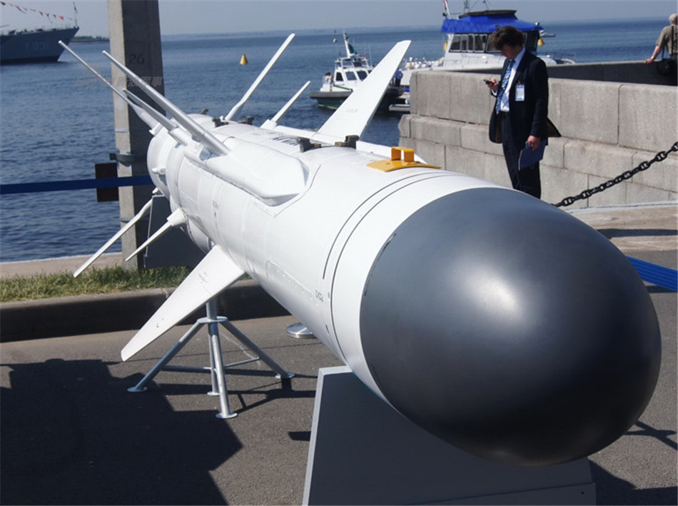 Kh-35 có giá lên tới 500.000 USD mỗi quả, trọng lượng tổng cộng 520 kg (riêng phiên bản triển khai từ cơ cấu phóng trên không là 620 kg) và có chiều dài 385cm hoặc 440 cm với phiên bản phóng từ trực thăng. Nguồn ảnh: Sina.