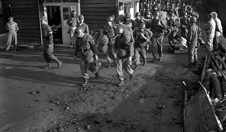 Tầng lớp giảng viên - những người ưu tú có số lượng khá ít trong xã hội Hàn Quốc thời bấy giờ cũng bị quân đội từ chối. Từ số lượng sinh viên, học sinh tình nguyện phía Hàn Quốc đã thành lập được 10 sư đoàn, chủ yếu là bộ binh và dự bị. Nguồn ảnh: Chosul.