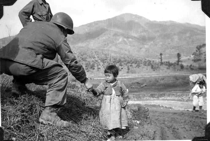 Chính quyền Hàn Quốc cũng tỏ ra đặc biệt ưu ái các sinh viên, học sinh phục vụ trong quân đội với bốn lời hứa trong đó bao gồm việc cho phép sinh viên, học sinh quay trở lại ngôi trường mình đang theo học vô điều kiện, sắp xếp hợp lý nhất cho sinh viên và học sinh trong trường hợp trường học cũ chưa được giải phóng hoặc đã bị phá huỷ, những sinh viên, học sinh nào muốn phục vụ lâu dài trong quân đội sẽ được chọn chuyên ngành theo ý nguyện và tình hình thực tế. Nguồn ảnh: Chosul.