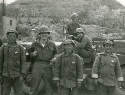 Tổng cộng, ước tính có tới khoảng 50.000 sinh viên, học sinh Hàn Quốc đã xung phong tham chiến, nhiều người trong số họ hy sinh tới nay vẫn mất tích. Ở Hàn Quốc, có rất nhiều tượng đài được xây dựng để tưởng nhớ những sinh viên học sinh này, trong đó có Tượng Đài Lính Học sinh Vô danh được coi là lớn nhất. Nguồn ảnh: Chosul.