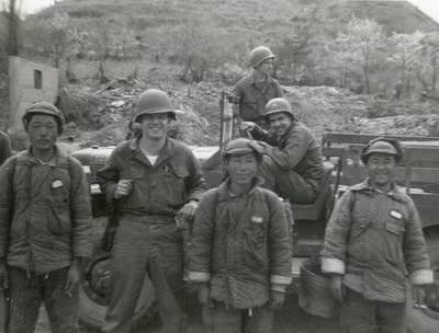 Tổng cộng, ước tính có tới khoảng 50.000 sinh viên, học sinh Hàn Quốc đã xung phong tham chiến, nhiều người trong số họ hy sinh tới nay vẫn mất tích. Ở Hàn Quốc, có rất nhiều tượng đài được xây dựng để tưởng nhớ những sinh viên học sinh này, trong đó có Tượng Đài Lính Học sinh Vô danh được coi là lớn nhất. Nguồn ảnh: Chosul.