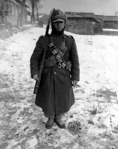 Tuy nhiên Bộ quốc phòng Hàn Quốc cũng dự tính đến việc bảo tồn nguồn trí thức của quốc gia, bằng chứng là sinh viên từ một vài trường học viện thuộc những nhóm ngành chủ chốt, liên quan mật thiết tới việc phát triển đất nước sau này đều bị từ chối nhập ngũ và buộc phải sơ tán cùng trường học của mình. Nguồn ảnh: Chosul.