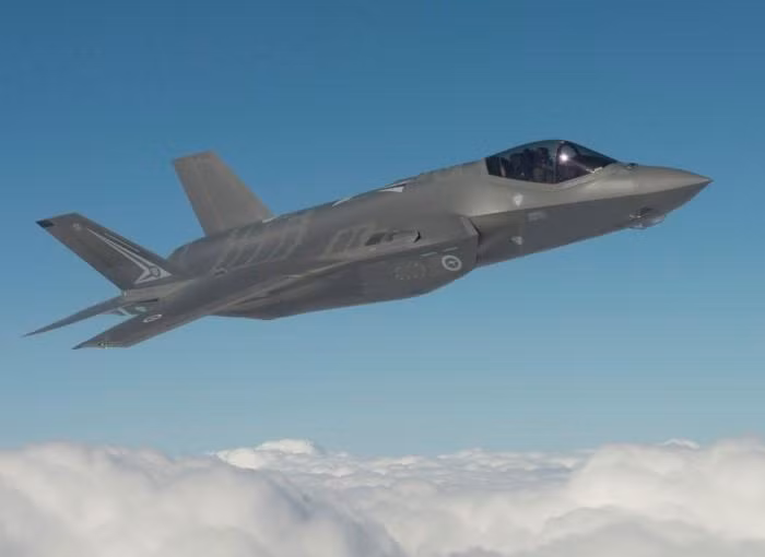 Thứ hai là hệ thống khoang lái với hệ thống điện tử cũng như hệ thống mũ bay trị giá gần nửa triệu USD mà phi công F-35 được trang bị - thứ công nghệ được Mỹ coi là bước ngoặt trong cuộc đua chiến đấu cơ mà Nga từng khát khao. Nguồn ảnh: BI.