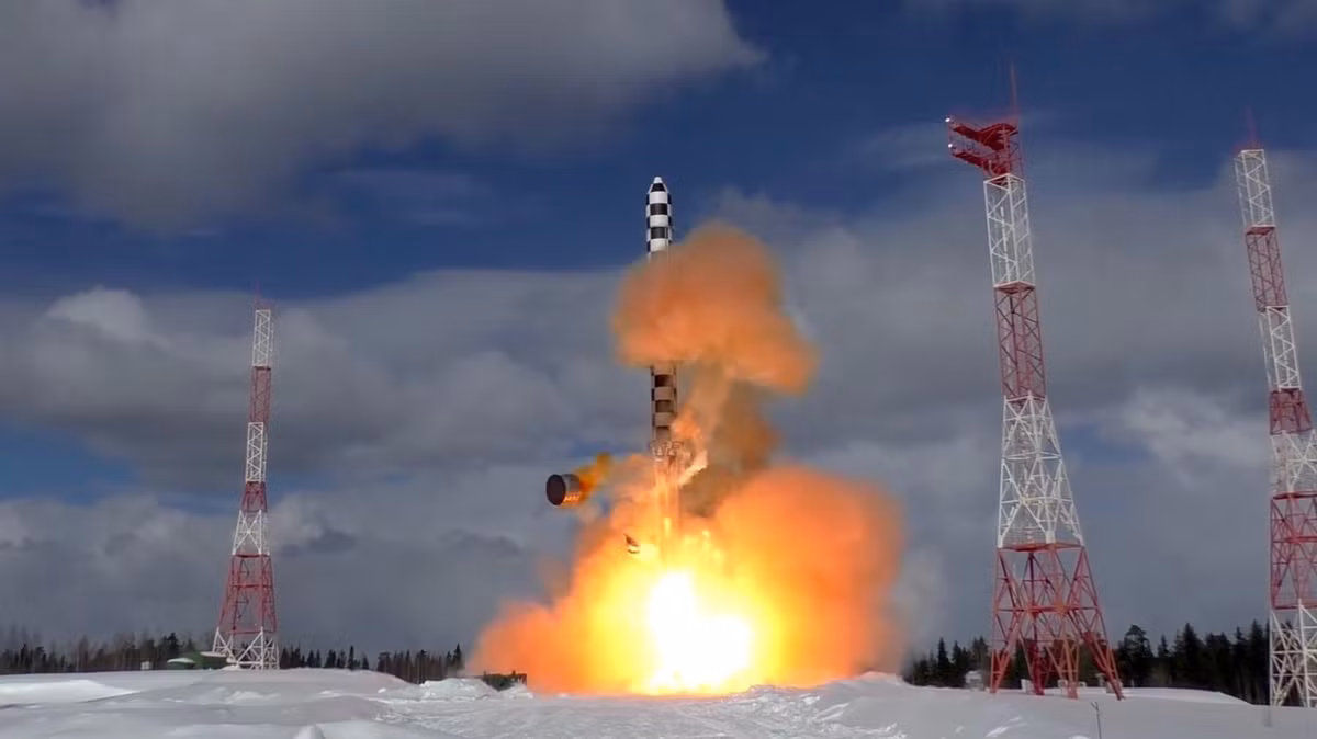 Theo thông tin được truyền thông Nga đăng tải, tên lửa Sarmat có tầm bắn tối đa lên tới 11.000 km, mang được 10 tới 15 đầu đạn thường hoặc đầu đạn hạt nhân có sức nổ tổng cộng tương đương 50 triệu tấn TNT. Nguồn ảnh: LuncherF.