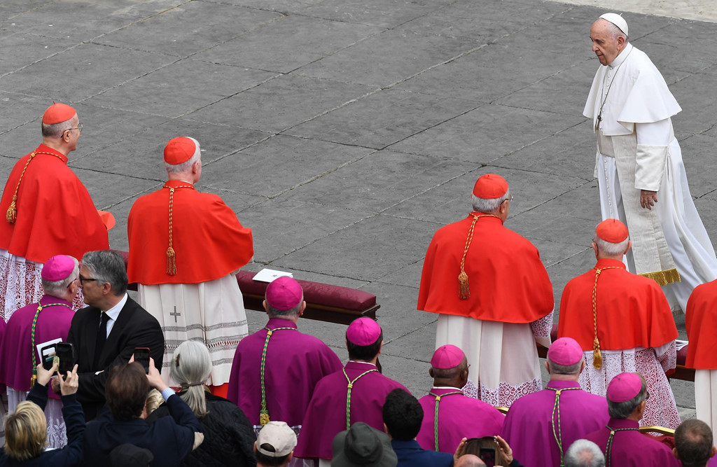 Sau bài phát biểu, giáo hoàng đi tới bắt tay các hồng y. Ảnh: AFP.