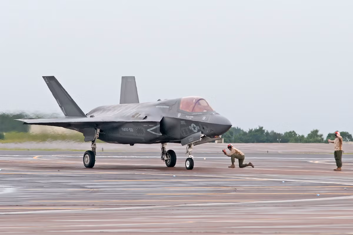Việc triển khai được tiêm kích F-35B tới một khu vực chiến sự nằm bên ngoài lãnh thổ nước Anh cũng là bằng chứng cho thấy quân đội Anh đã hoàn toàn làm chủ được loại khí tài này. Ngoài ra, đây cũng sẽ là thách thức khá lớn của phía Anh khi họ sẽ phải tự xử lý mọi sự cố phát sinh nếu có trong quá trình đóng quân ở nước ngoài. Nguồn ảnh: DM.