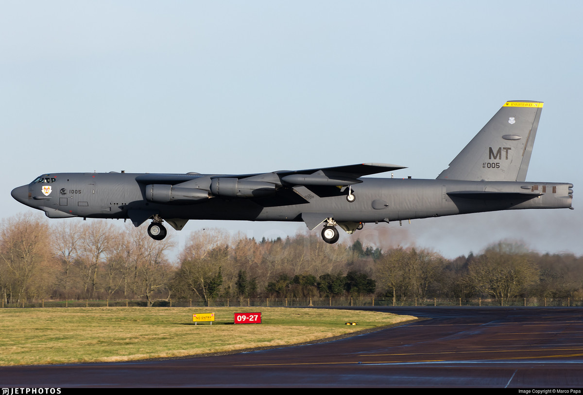 Truyền thống Nga còn cho biết, Mỹ đang cố mô phỏng lại tình huống tấn công hạt nhân vào Nga để luyện tập. Theo đó các máy bay B-52 của Mỹ sẽ triển khai tên lửa hành trình mang đầu đạn hạt nhân từ ngoài tầm radar của Nga và thậm chí là bên ngoài tầm đánh chặn của MiG-31. Nguồn ảnh: Aviation.