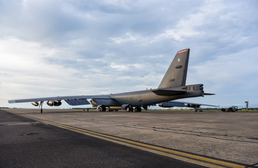 Sau nhiều lần cải tiến đặc biệt là ở hệ thống kiểm soát hoả lực, B-52H đã tương thích với hàng loạt các loại tên lửa hành trình phóng từ trên không bao gồm AGM-158A/B, JASSM/-ER hay AGM-86C/D. Nguồn ảnh: Pinterest.