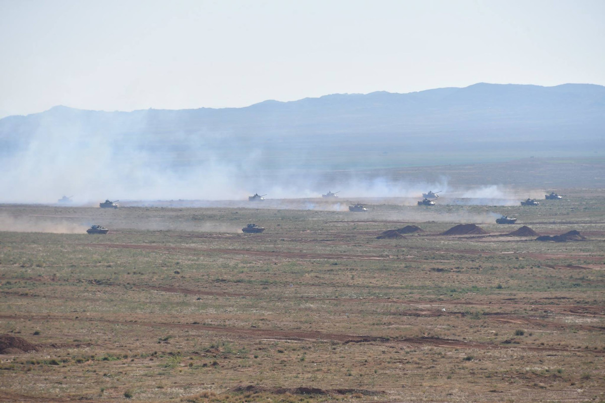 Tuy nhiên, trong số đó cũng có cả những "ông cụ" T-55 - loại xe tăng chủ lực đã ra đời từ cách đây gần 70 năm và có thể khẳng định T-55 không còn phù hợp với lối tác chiến hiện đại ngày nay do đã quá tụt hậu. Nguồn ảnh: Dambiev.